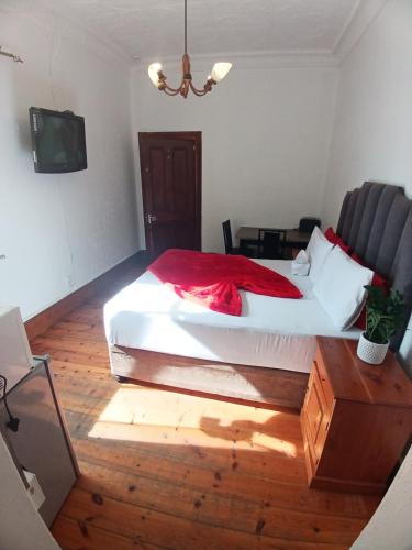 Postel nebo postele na pokoji v ubytování Neo & ruks guest houses Boston Belleville 4