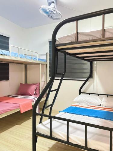 a bunk bed room with two bunk beds at Los Glomos RestHub in Los Baños