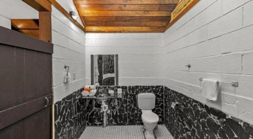 Un baño de Orator Hotel