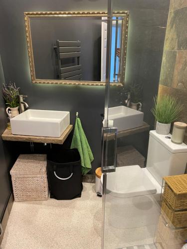 um banheiro com duas pias e um espelho em Cosy Cottage Apperley Bridge em Apperley Bridge