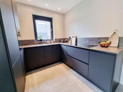 Luxurious detached water villa with jetty في Balk: مطبخ كبير مع حوض ونافذة