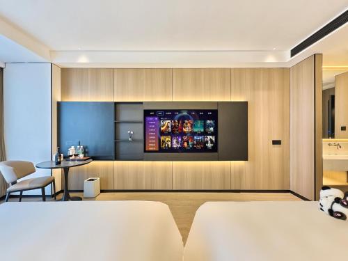 TV a/nebo společenská místnost v ubytování Jingyue International Hotel Chengdu Tianfu International Airport Branch