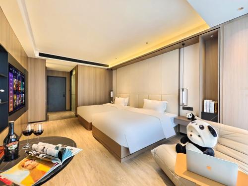 Postel nebo postele na pokoji v ubytování Jingyue International Hotel Chengdu Tianfu International Airport Branch