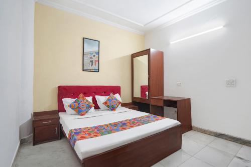 Ένα ή περισσότερα κρεβάτια σε δωμάτιο στο FabHotel Richa Palace