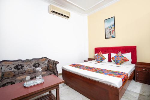 Ένα ή περισσότερα κρεβάτια σε δωμάτιο στο FabHotel Richa Palace