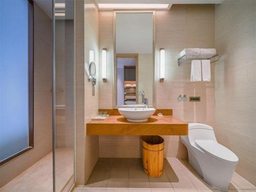 un baño con lavabo e inodoro en Vienna Best Sleep International Hotel Shenzhen New Airport Branch, en Baoan