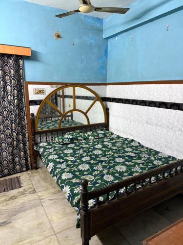 Postel nebo postele na pokoji v ubytování Pondicherry Ramesh inn