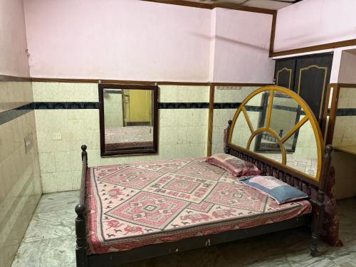 Postel nebo postele na pokoji v ubytování Pondicherry Ramesh inn