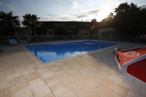 Πισίνα στο ή κοντά στο Hôtel La Rocade