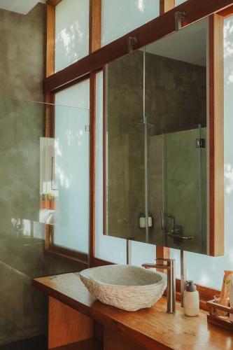 ein Badezimmer mit Aufsatzwaschbecken und Spiegel in der Unterkunft Narra Hill Tagaytay in Laurel