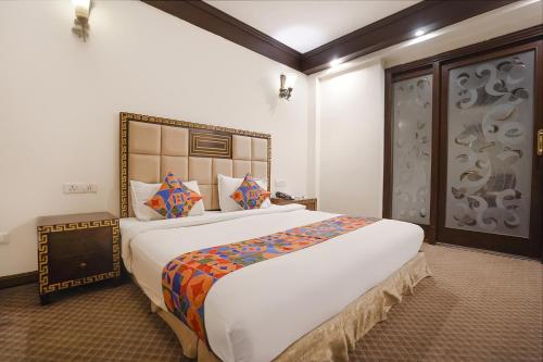 Un dormitorio con una cama grande en una habitación. en FabHotel NFC Royale, en Nueva Delhi