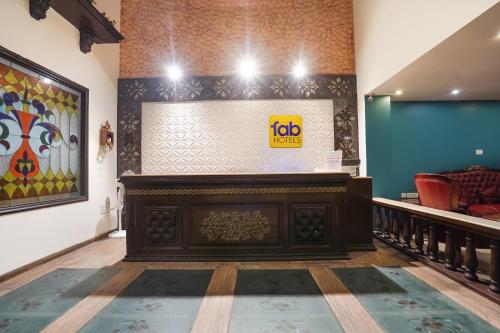 una sala de espera con una mesa en una habitación en FabHotel NFC Royale, en Nueva Delhi