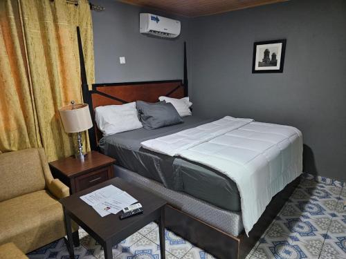 Ένα ή περισσότερα κρεβάτια σε δωμάτιο στο elevation lodge imatt