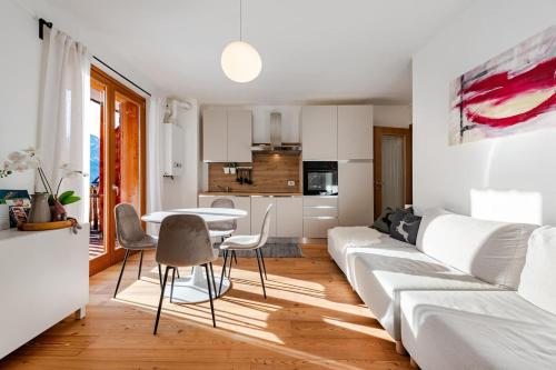 Siera View Apartment - Comfort e Relax a Sappada في سابادا: غرفة معيشة بها أريكة وطاولة