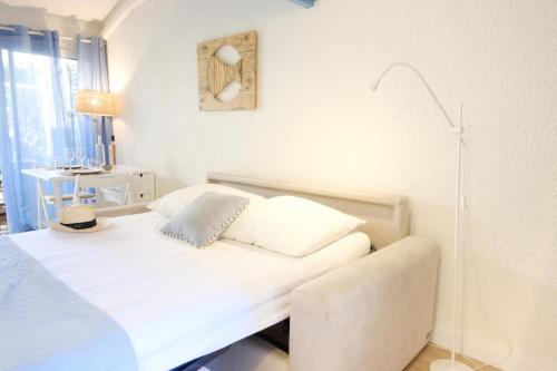 Postel nebo postele na pokoji v ubytování Bright studio close to the beach in Roquebrune