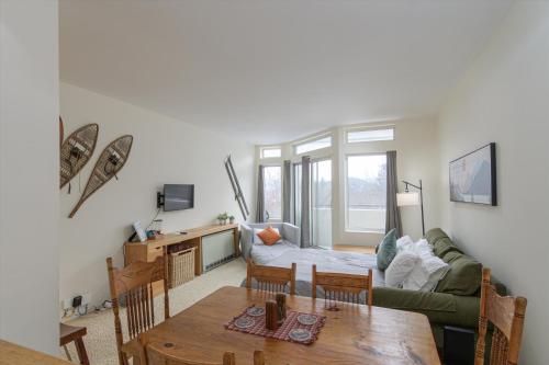 Μια τηλεόραση ή/και κέντρο ψυχαγωγίας στο 208 Village Gate condo