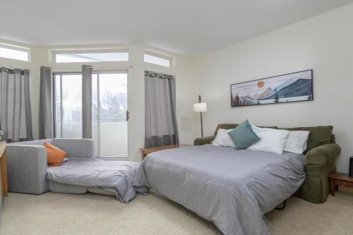 Ένα ή περισσότερα κρεβάτια σε δωμάτιο στο 208 Village Gate condo