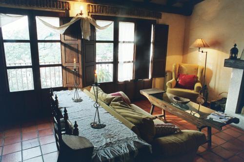 sala de estar con sofá y mesa en Casa Rural Canchalejo, en Montánchez