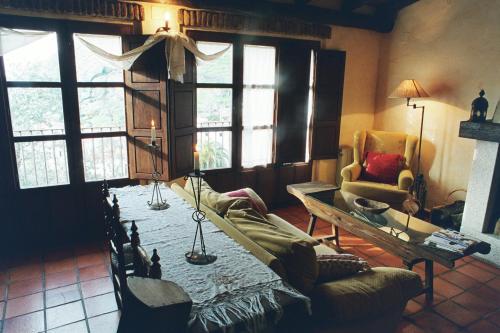a living room with a couch and a table at Casa Rural Canchalejo in Montánchez