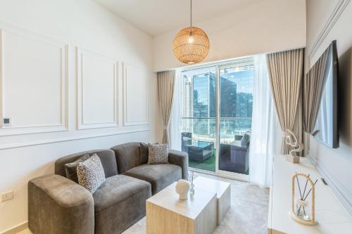 RH - Burj Khalifa & pool view with large balcony, 02BR retreat in business bay