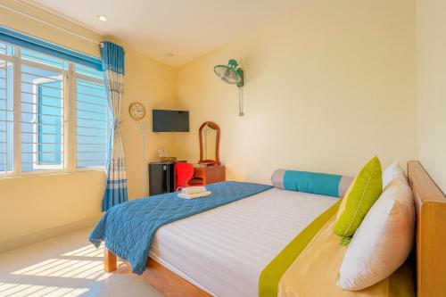 um quarto com uma cama e uma janela em Kinh Bac Hotel Quy Nhon em Quy Nhon