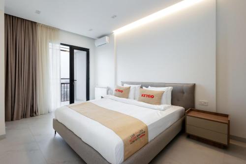 En eller flere senge i et værelse på Apartment KeyGo #0218 with a view of the stadium