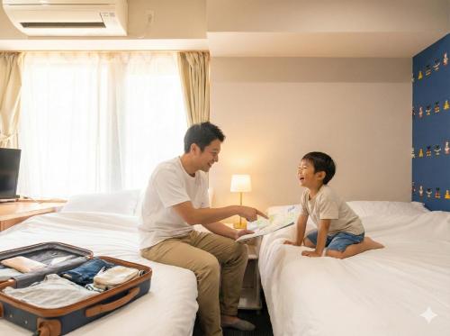 een man en een jonge jongen zitten op een bed bij Hotel LEAP in Osaka