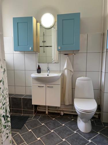 Un baño de Vestergade appartement