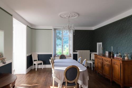 Chambre Perce-Neige, Les Roches Fleuries في Sapois: غرفة طعام بها طاولة وكراسي