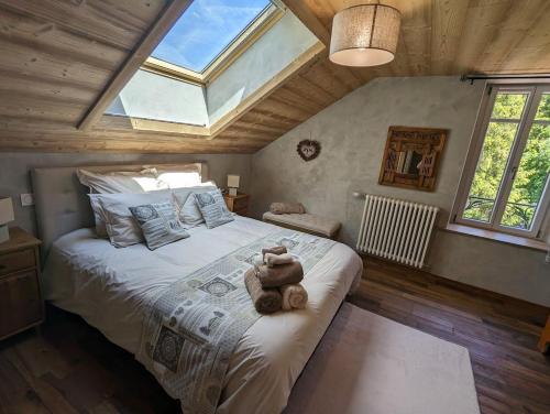 Chambre Perce-Neige, Les Roches Fleuries في Sapois: غرفة نوم مع سرير مع دمية دب عليها