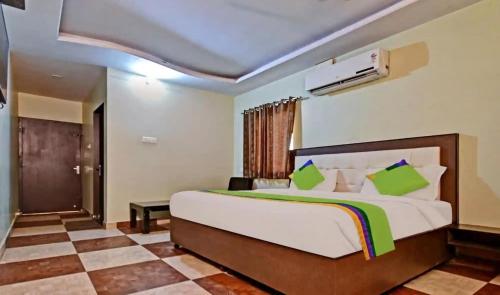 Un dormitorio con una cama grande en una habitación. en Jaipur Grand Bella, en Jaipur