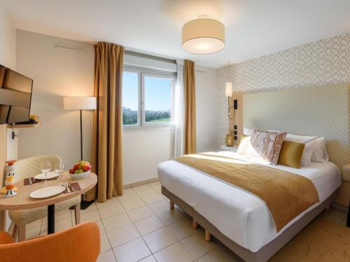 Postel nebo postele na pokoji v ubytování Residhome Toulouse Occitania