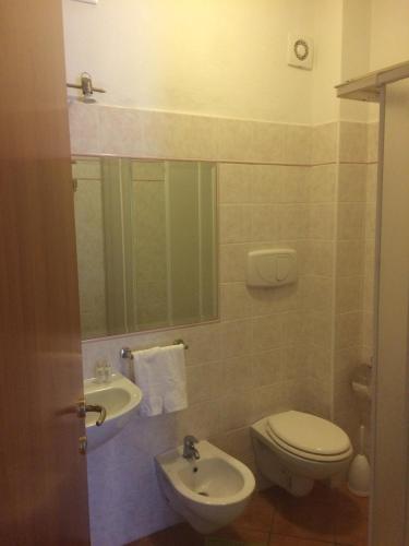 a bathroom with a toilet and a sink at Villa Del Conte in Drapia