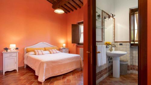 1 dormitorio con cama y lavamanos en Villa with Pool in Volterra-Toskana 54752, en Volterra