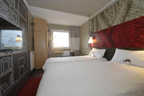 Ein Bett oder Betten in einem Zimmer der Unterkunft ibis Nanterre La Défense