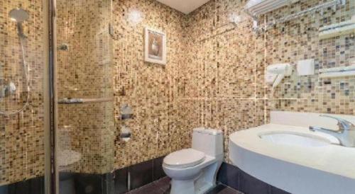 Ένα μπάνιο στο Jinjiang Inn Style Foshan Creative Industrial Park Wangfujing