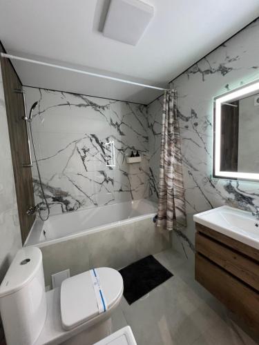 um banheiro com banheira, vaso sanitário e pia em Soft Loft ЖК Київський em Ternopil