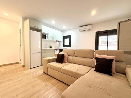 a living room with a couch and a kitchen at Hauzify I Can Xasil in Blanes