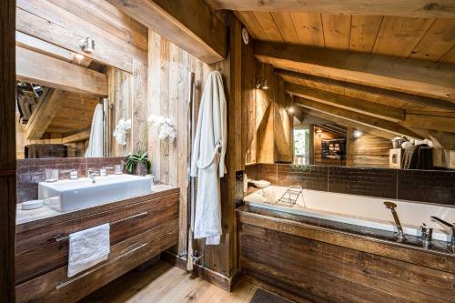 Ένα μπάνιο στο Luxury Stay Comfortable Chalet with Jacuzzi