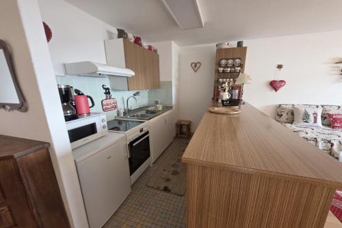 a small kitchen with a counter top in a room at Bruyères B22 in Verbier
