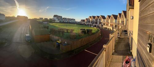 Luftaufnahme einer Straße mit Häusern und einem Kanal in der Unterkunft La Naturelle 123 - Duplex Vue Mer Wimereux in Wimereux