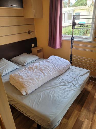 En eller flere senge i et værelse på Mobil home 6 personnes avec Lave Linge et TV