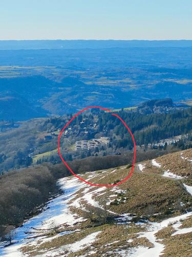 un cercle rouge sur le bord d'une rivière dans l'établissement Duplex montagne vue exceptionnelle, à Murat-le-Quaire