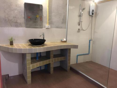 Ένα μπάνιο στο Phumanee Home Hotel