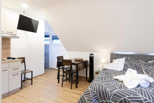 Кровать или кровати в номере Appartements Gasthaus Eichholzer