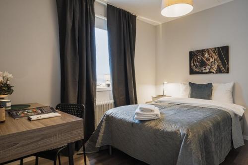 En eller flere senge i et værelse på Guestly Homes - 2BR Apartment with Lake View