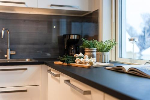 Køkken eller tekøkken på Guestly Homes - 2BR Apartment with Lake View