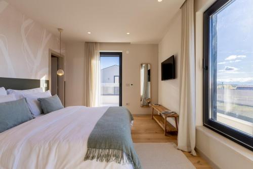 a bedroom with a large bed and a large window at Sella Verde in Selina