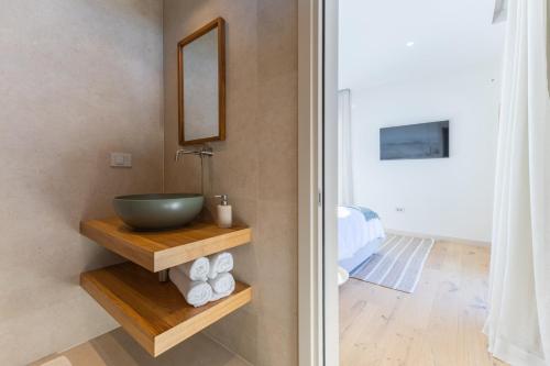 a bathroom with a bowl sink and a mirror at Sella Verde in Selina