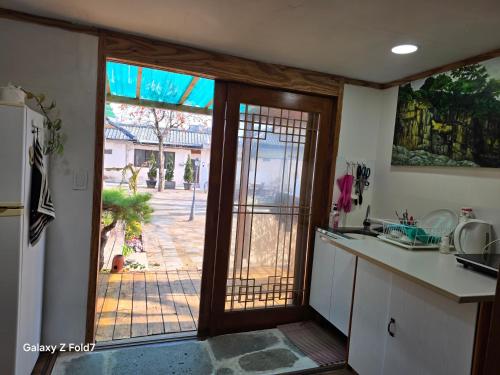 Kuchyň nebo kuchyňský kout v ubytování 서라벌옛집